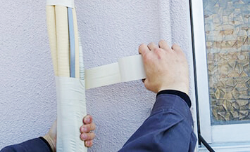 配管にテープを巻く様子